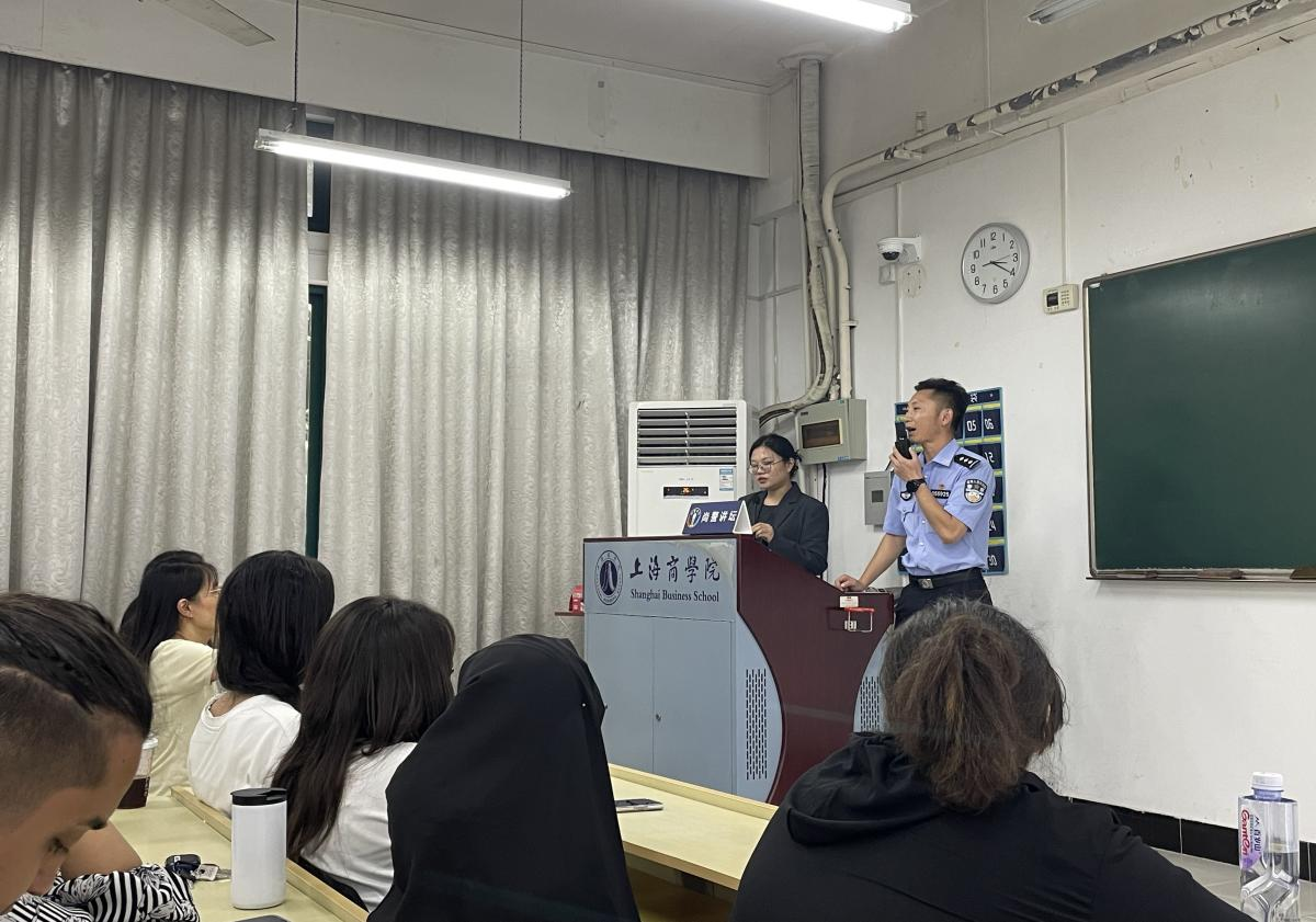 Officer Yang Xiaowei is giving an introduction